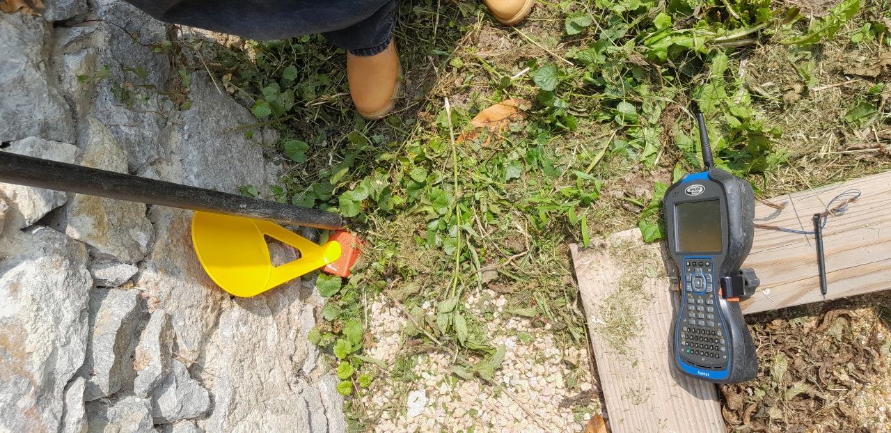 Pose d'une borne en limite de propriété, septembre 2026.